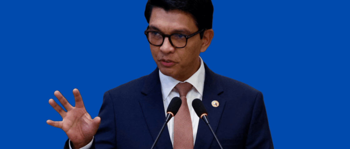 Le colonel Michael Randrianirina, à la tête de l'unité d'élite dénommée Corps d’armée du service administratif et technique (CAPSAT), a annoncé sur les ondes de la radio nationale la prise de pouvoir par l'armée, mettant fin à seize années de règne chaotique d'Andry Rajoelina.