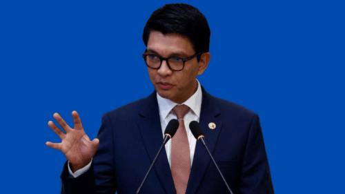 Le colonel Michael Randrianirina, à la tête de l'unité d'élite dénommée Corps d’armée du service administratif et technique (CAPSAT), a annoncé sur les ondes de la radio nationale la prise de pouvoir par l'armée, mettant fin à seize années de règne chaotique d'Andry Rajoelina.