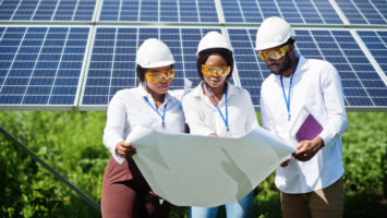 Le Global Solar Council anticipe une accélération fulgurante vers 33 GW d'ici 2029, sextupler la capacité actuelle en centrales solaires. Cette montée en puissance dessine un horizon où l'Afrique pourrait enfin concrétiser l'Objectif de Développement Durable n°7 : garantir à chacun l'accès à une énergie propre et abordable.