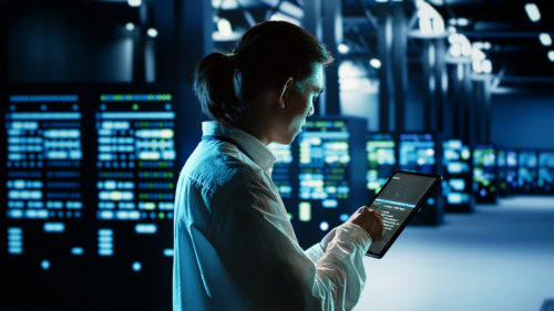 D'ici 2030, les immenses installations qui hébergent des milliers de serveurs informatiques devraient doubler leur consommation électrique.