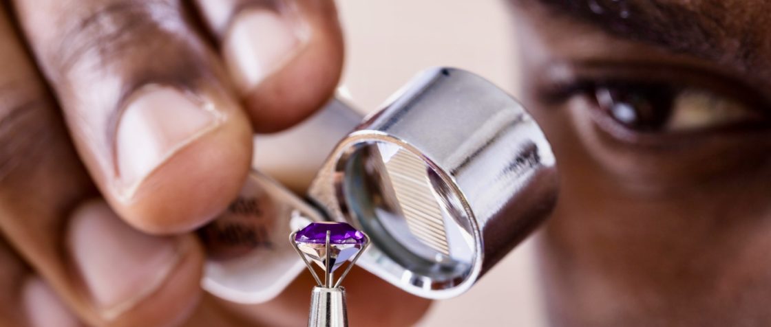 Pour l'Afrique, continent qui tire une part substantielle de ses revenus miniers des diamants naturels, l'enjeu dépasse le simple cadre économique. Les pays producteurs du continent s'engagent à verser 1% de ses recettes diamantaires annuelles pour alimenter une campagne marketing mondiale d'envergure et sensibiliser aux vertus des diamants naturels.