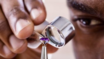 Pour l'Afrique, continent qui tire une part substantielle de ses revenus miniers des diamants naturels, l'enjeu dépasse le simple cadre économique. Les pays producteurs du continent s'engagent à verser 1% de ses recettes diamantaires annuelles pour alimenter une campagne marketing mondiale d'envergure et sensibiliser aux vertus des diamants naturels.