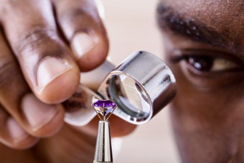 Pour l'Afrique, continent qui tire une part substantielle de ses revenus miniers des diamants naturels, l'enjeu dépasse le simple cadre économique. Les pays producteurs du continent s'engagent à verser 1% de ses recettes diamantaires annuelles pour alimenter une campagne marketing mondiale d'envergure et sensibiliser aux vertus des diamants naturels.