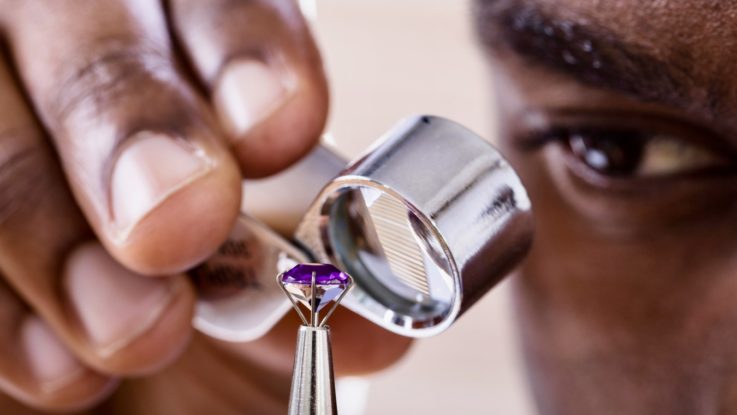 Pour l'Afrique, continent qui tire une part substantielle de ses revenus miniers des diamants naturels, l'enjeu dépasse le simple cadre économique. Les pays producteurs du continent s'engagent à verser 1% de ses recettes diamantaires annuelles pour alimenter une campagne marketing mondiale d'envergure et sensibiliser aux vertus des diamants naturels.