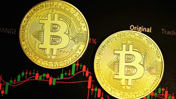 Une défaillance technique a transformé une modeste campagne promotionnelle en distribution de 2000 bitcoins par bénéficiaire. Au total, 620 000 bitcoins valant 40 milliards de dollars ont atterri dans les portefeuilles de 695 clients, les catapultant instantanément au rang de multimillionnaires. Photo: Kanchanara