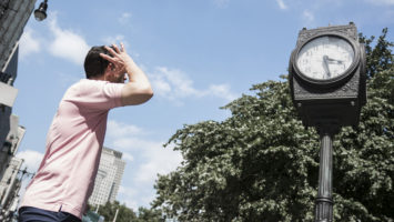 Le temps rythme nos vies avec une régularité apparemment immuable. Pourtant, si nous interrogeons la physique sur la nature profonde de cet écoulement temporel, elle peine à fournir une réponse satisfaisante. 