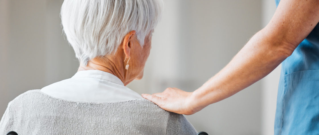 Les cerveaux de personnes atteintes d'Alzheimer présentent des taux de lithium significativement réduits. En réintroduisant du lithium dans l'alimentation, même chez des souris âgées avec une forme avancée de la maladie, les chercheurs ont restauré les fonctions mémorielles perdues.