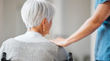 Les cerveaux de personnes atteintes d'Alzheimer présentent des taux de lithium significativement réduits. En réintroduisant du lithium dans l'alimentation, même chez des souris âgées avec une forme avancée de la maladie, les chercheurs ont restauré les fonctions mémorielles perdues.