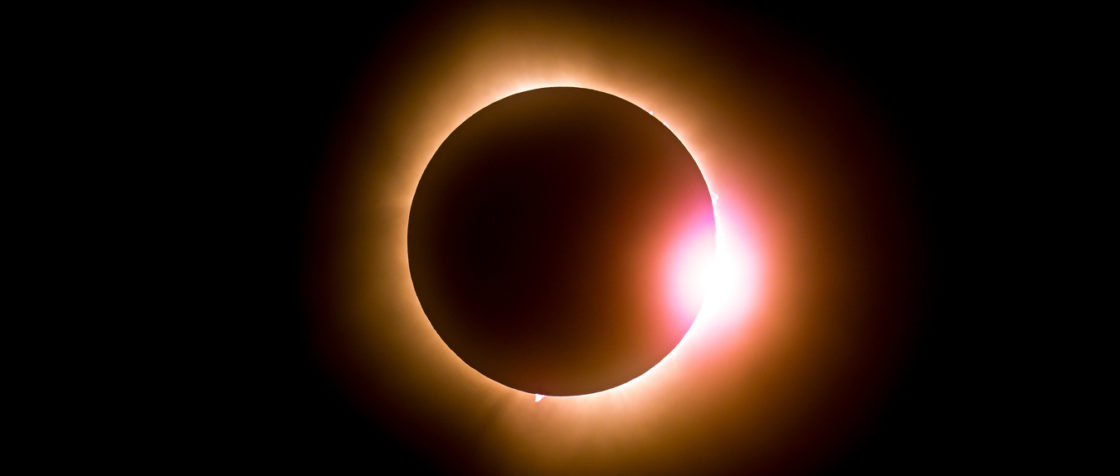 Bien avant les télescopes et les éphémérides de la NASA, des civilisations d'Afrique, d'Asie, d'Europe, des Amériques et d'Océanie savaient annoncer la disparition du Soleil en plein jour.