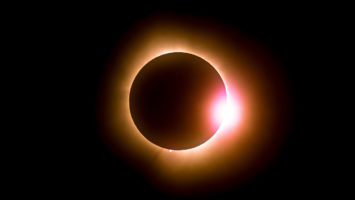 Bien avant les télescopes et les éphémérides de la NASA, des civilisations d'Afrique, d'Asie, d'Europe, des Amériques et d'Océanie savaient annoncer la disparition du Soleil en plein jour.