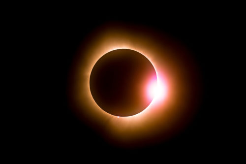Bien avant les télescopes et les éphémérides de la NASA, des civilisations d'Afrique, d'Asie, d'Europe, des Amériques et d'Océanie savaient annoncer la disparition du Soleil en plein jour.